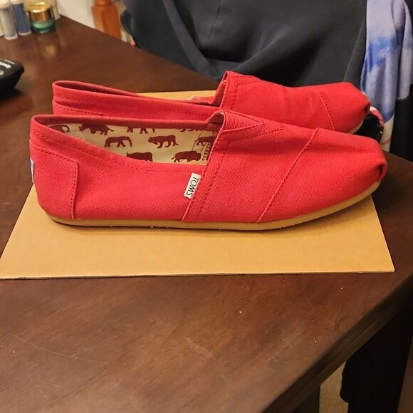Toms Red Slip-on Shoes w/ Animals on Interior Men's 11 Women's 12-12.5 - Picture 1 of 7